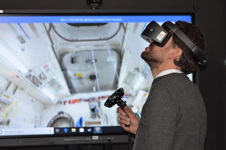 Virtual Reality (VR)