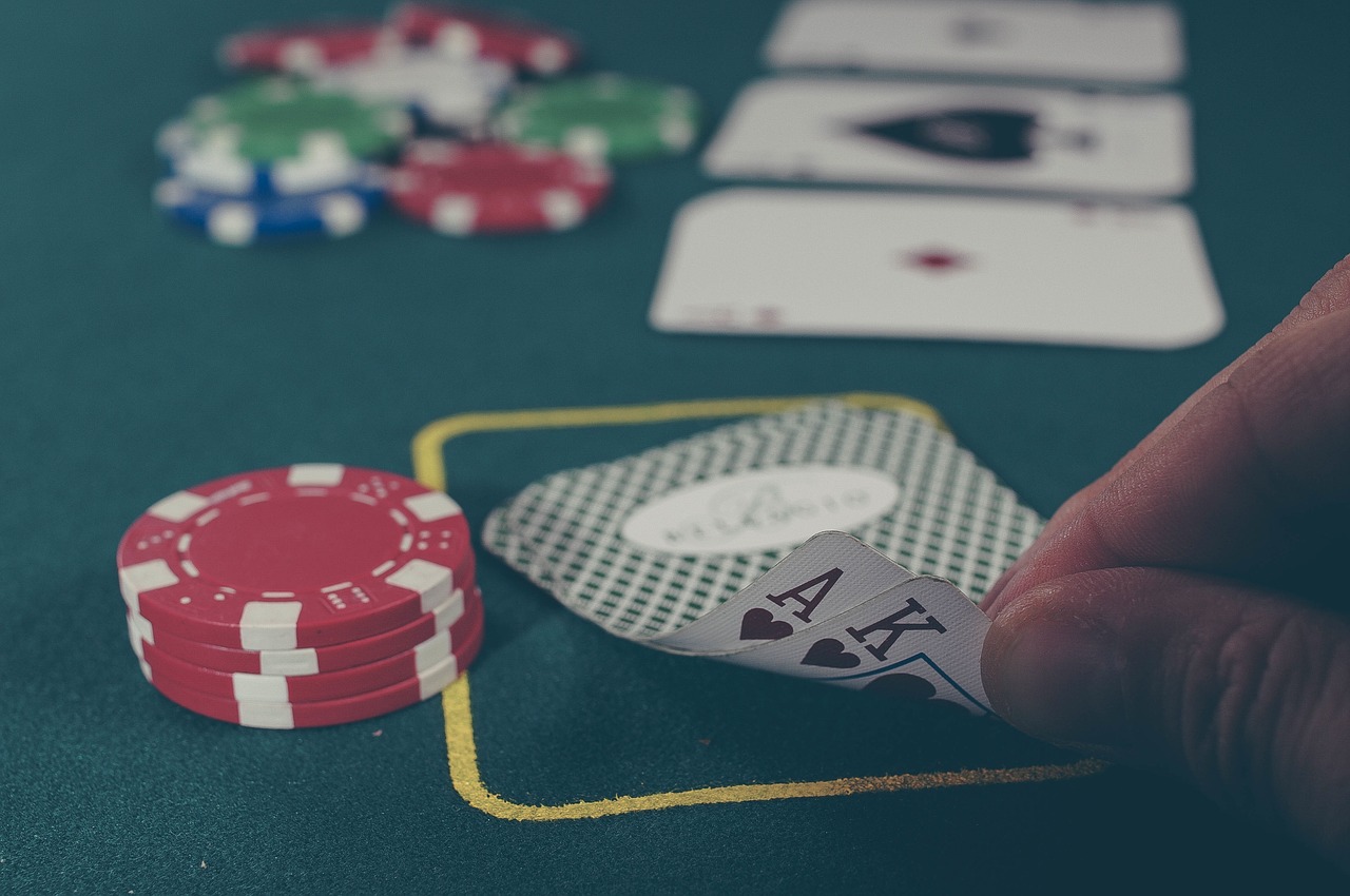 ONLINE GAMING VS ONLINE GAMBLING: DIFFERENCES AND SIMILARITIES